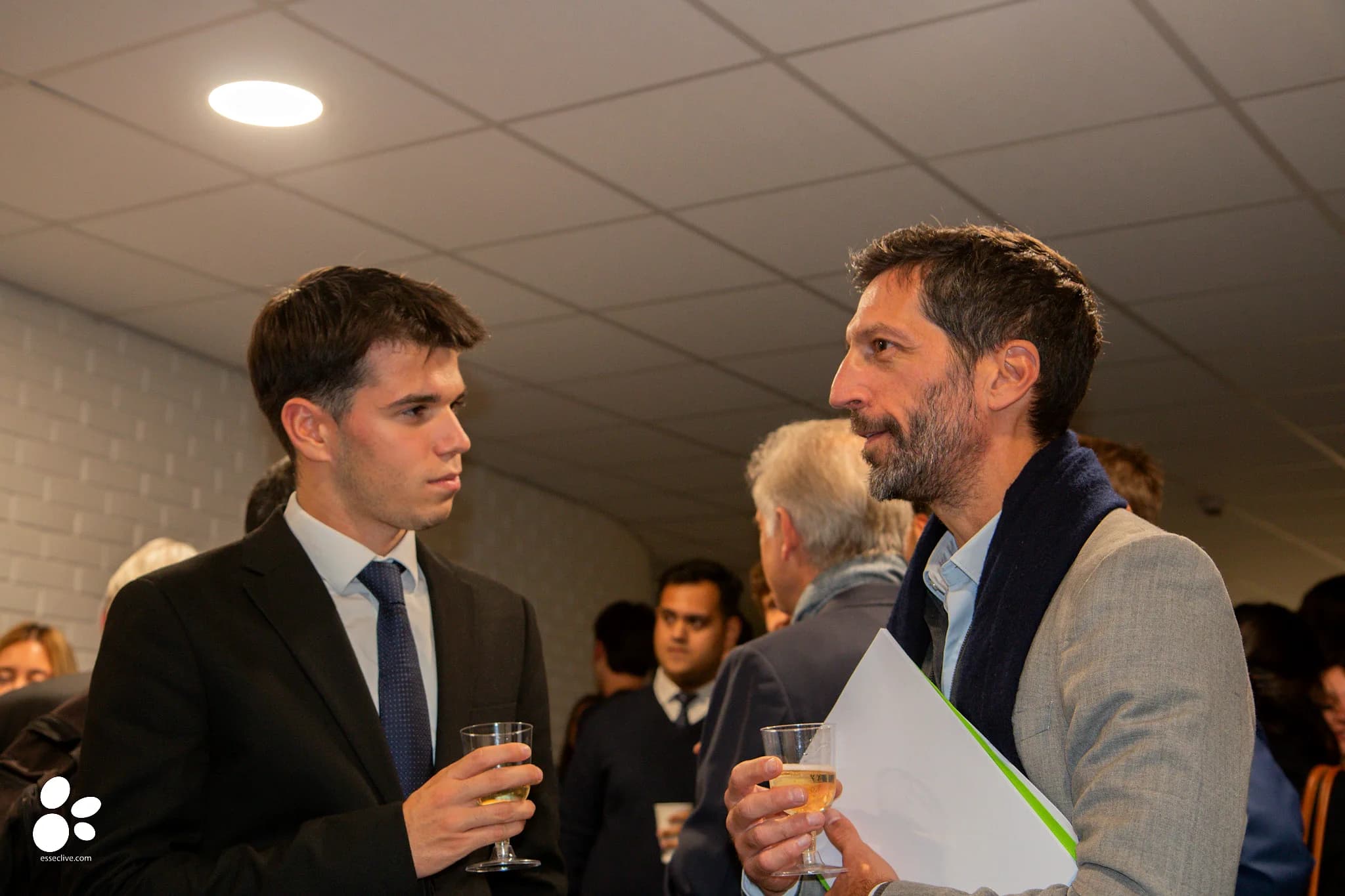 Échanges entre étudiants et intervenants après la table ronde du 12 octobre 2026